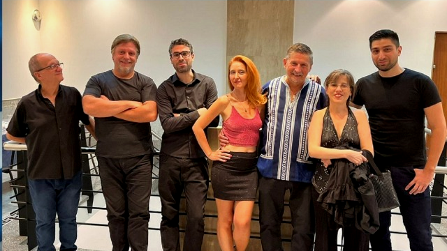 Orquesta Kalí Parea, los siete músicos juntos en Buenos Aires